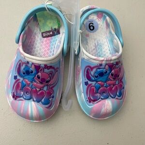 pair of sandals size 9/10 child new stich